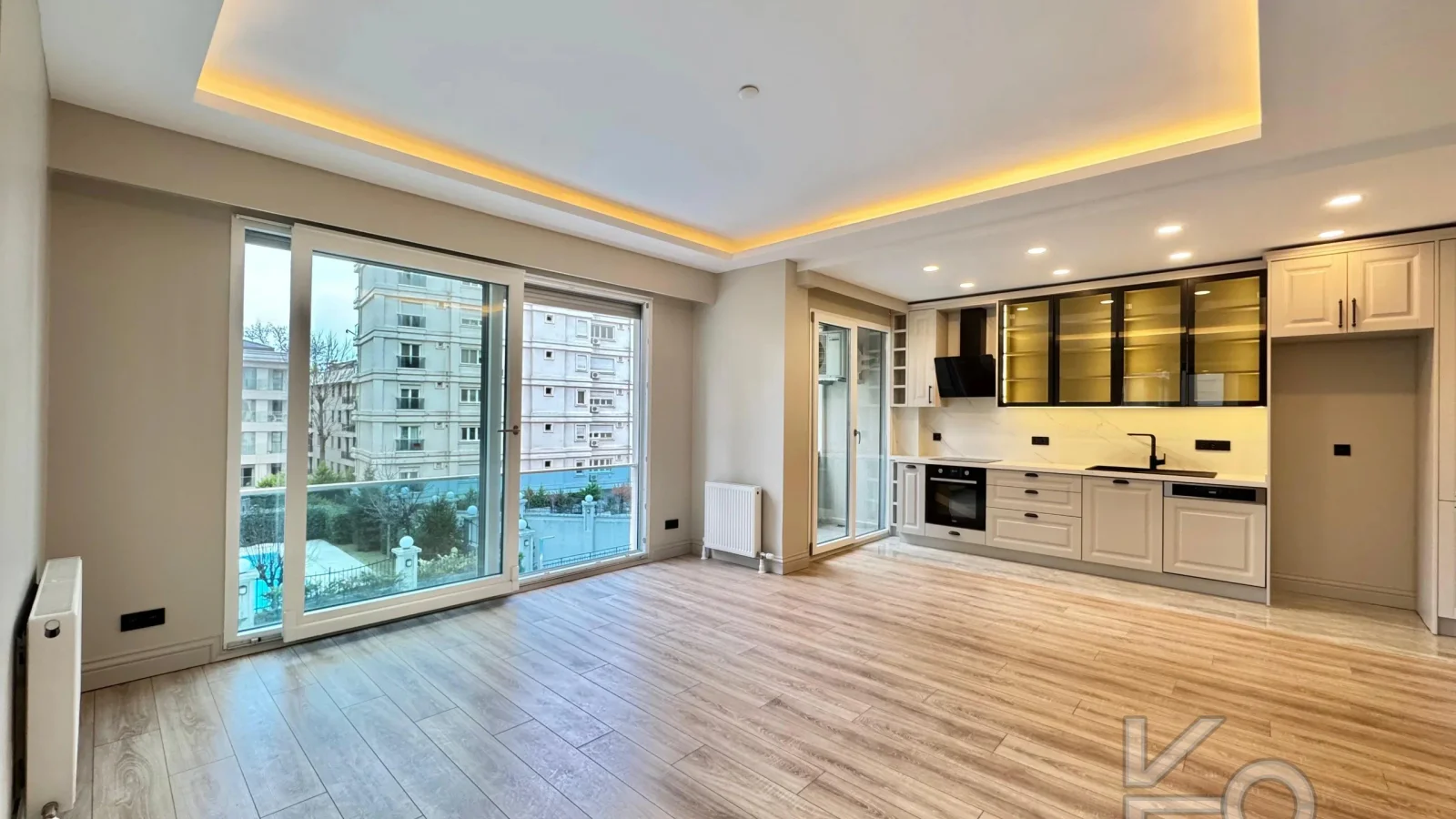 Academy Şaşkınbakkal Sahilde Yüzme Havuzlu Balkonlu Renöveli 80m2 Net 2+1