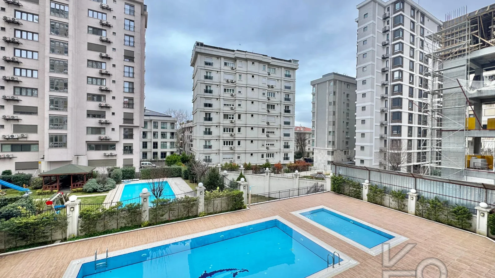 Academy Şaşkınbakkal Sahilde Yüzme Havuzlu Balkonlu Renöveli 80m2 Net 2+1