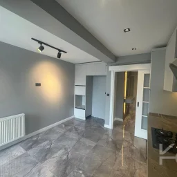 Laci̇vert Cadde Kozyatağı 24 Saat Güvenli̇kli̇ Yüzme Havuzlu Özel Dekorlu Geni̇ş 114m² Net 3+1 
