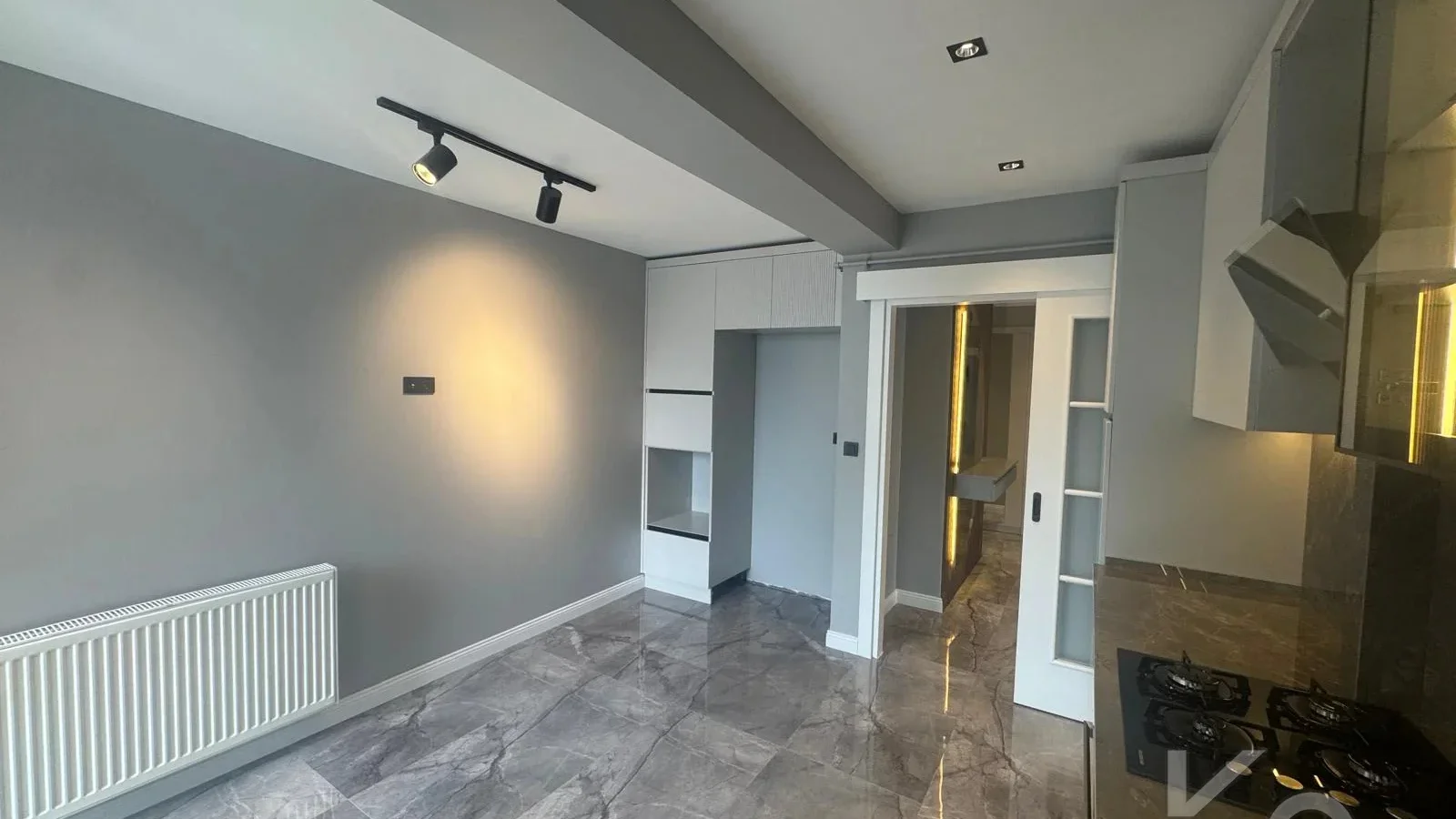 Laci̇vert Cadde Kozyatağı 24 Saat Güvenli̇kli̇ Yüzme Havuzlu Özel Dekorlu Geni̇ş 114m² Net 3+1 