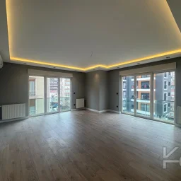 Laci̇vert Cadde Kozyatağı 24 Saat Güvenli̇kli̇ Yüzme Havuzlu Özel Dekorlu Geni̇ş 114m² Net 3+1 