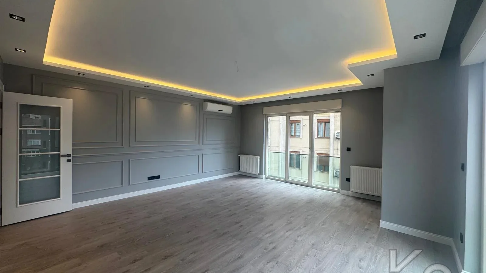Laci̇vert Cadde Kozyatağı 24 Saat Güvenli̇kli̇ Yüzme Havuzlu Özel Dekorlu Geni̇ş 114m² Net 3+1 