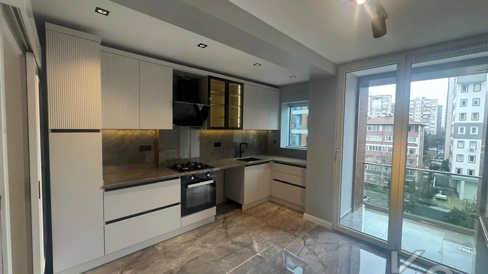 Laci̇vert Cadde Kozyatağı 24 Saat Güvenli̇kli̇ Yüzme Havuzlu Özel Dekorlu Geni̇ş 114m² Net 3+1 