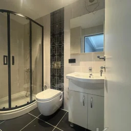 Laci̇vert Cadde Kozyatağı 24 Saat Güvenli̇kli̇ Yüzme Havuzlu Özel Dekorlu Geni̇ş 114m² Net 3+1 