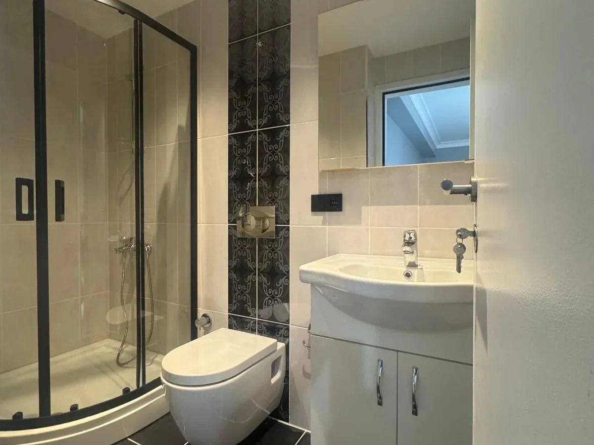 Laci̇vert Cadde Kozyatağı 24 Saat Güvenli̇kli̇ Yüzme Havuzlu Özel Dekorlu Geni̇ş 114m² Net 3+1 