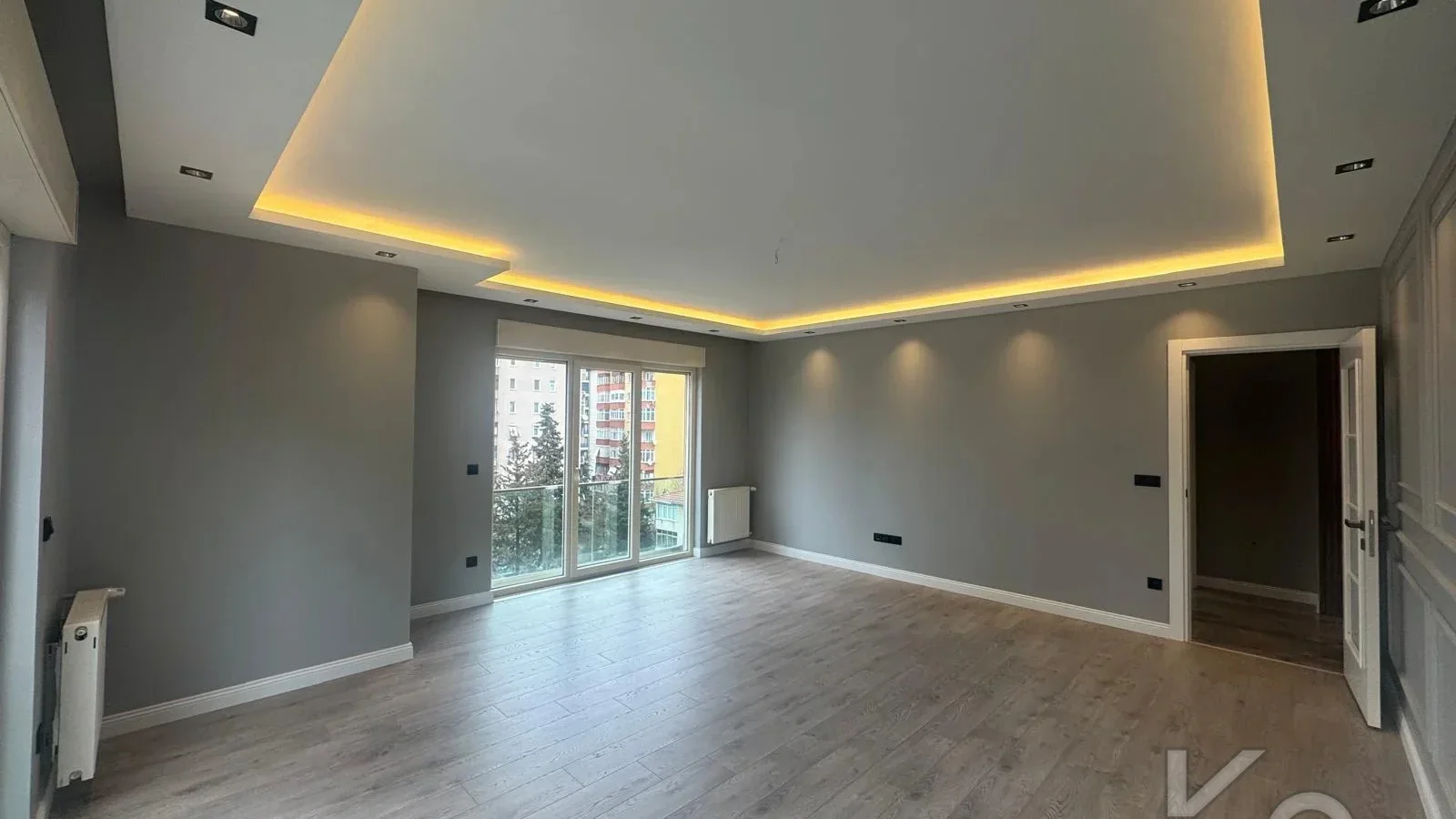 Laci̇vert Cadde Kozyatağı 24 Saat Güvenli̇kli̇ Yüzme Havuzlu Özel Dekorlu Geni̇ş 114m² Net 3+1 