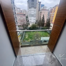 Laci̇vert Cadde Kozyatağı 24 Saat Güvenli̇kli̇ Yüzme Havuzlu Özel Dekorlu Geni̇ş 114m² Net 3+1 