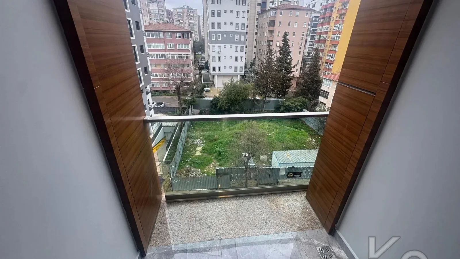 Laci̇vert Cadde Kozyatağı 24 Saat Güvenli̇kli̇ Yüzme Havuzlu Özel Dekorlu Geni̇ş 114m² Net 3+1 