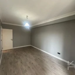 Laci̇vert Cadde Kozyatağı 24 Saat Güvenli̇kli̇ Yüzme Havuzlu Özel Dekorlu Geni̇ş 114m² Net 3+1 