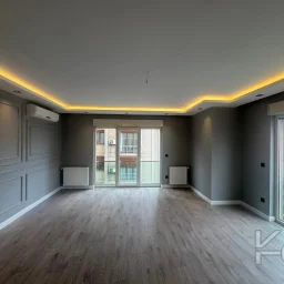 Laci̇vert Cadde Kozyatağı 24 Saat Güvenli̇kli̇ Yüzme Havuzlu Özel Dekorlu Geni̇ş 114m² Net 3+1 