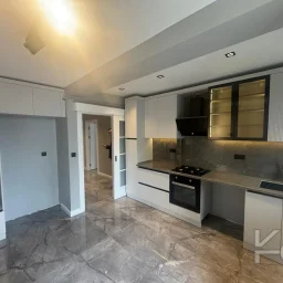Laci̇vert Cadde Kozyatağı 24 Saat Güvenli̇kli̇ Yüzme Havuzlu Özel Dekorlu Geni̇ş 114m² Net 3+1 