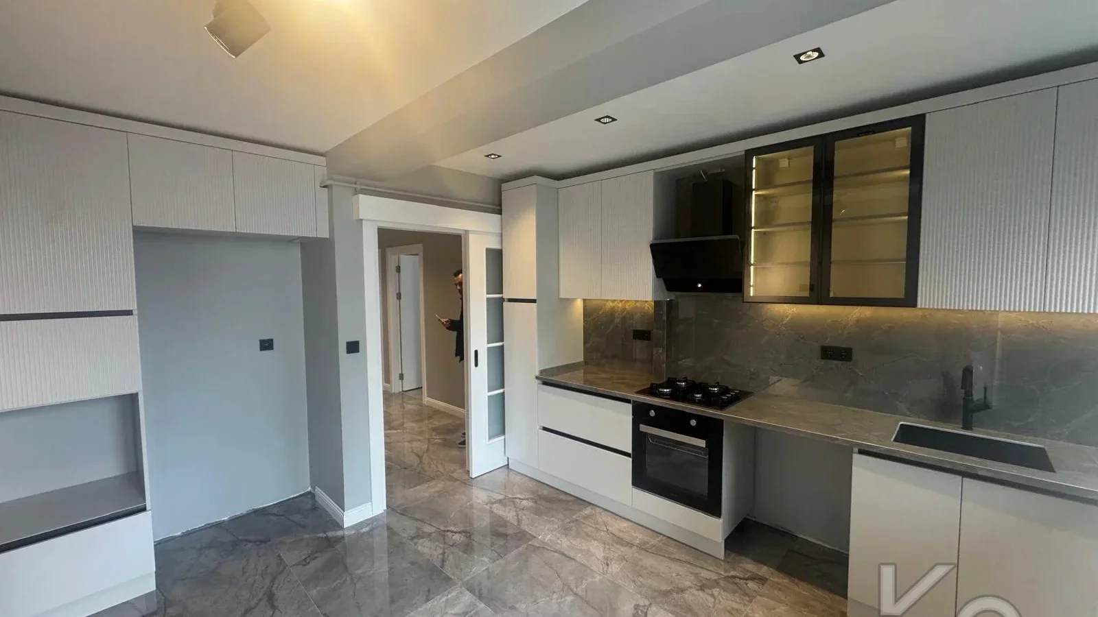 Laci̇vert Cadde Kozyatağı 24 Saat Güvenli̇kli̇ Yüzme Havuzlu Özel Dekorlu Geni̇ş 114m² Net 3+1 