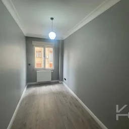 Laci̇vert Cadde Kozyatağı 24 Saat Güvenli̇kli̇ Yüzme Havuzlu Özel Dekorlu Geni̇ş 114m² Net 3+1 