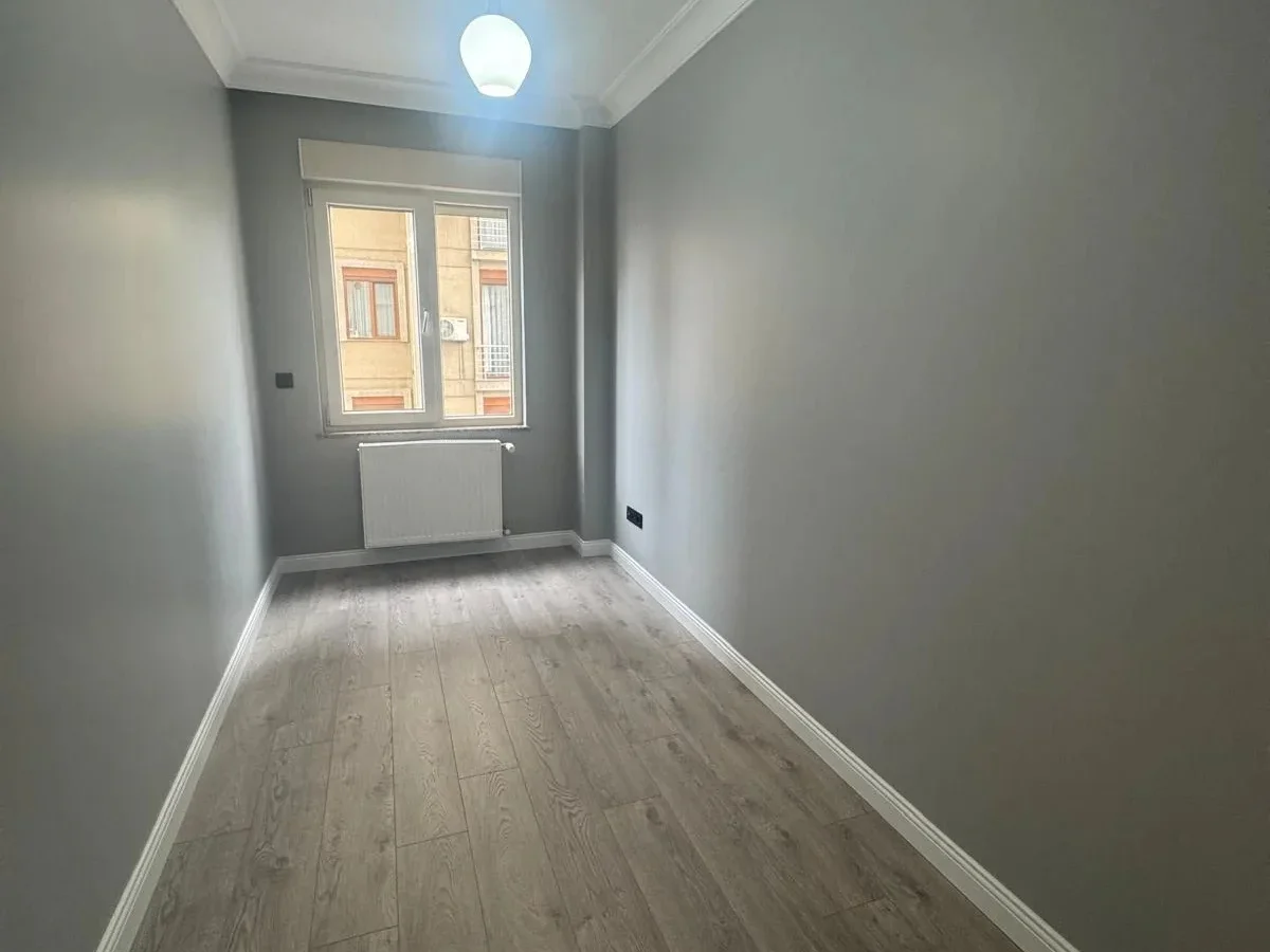 Laci̇vert Cadde Kozyatağı 24 Saat Güvenli̇kli̇ Yüzme Havuzlu Özel Dekorlu Geni̇ş 114m² Net 3+1 