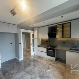 Laci̇vert Cadde Kozyatağı 24 Saat Güvenli̇kli̇ Yüzme Havuzlu Özel Dekorlu Geni̇ş 114m² Net 3+1 