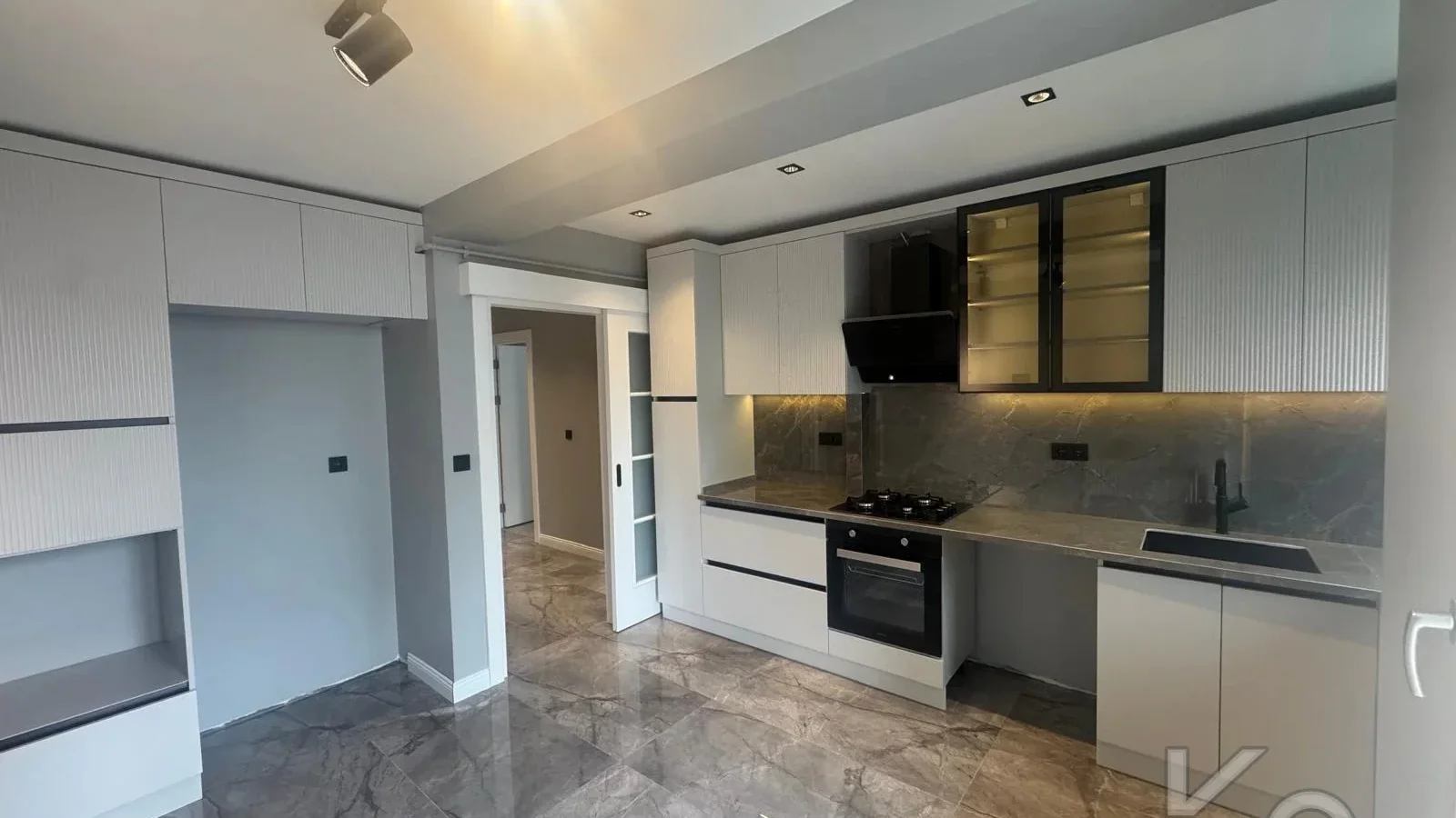 Laci̇vert Cadde Kozyatağı 24 Saat Güvenli̇kli̇ Yüzme Havuzlu Özel Dekorlu Geni̇ş 114m² Net 3+1 