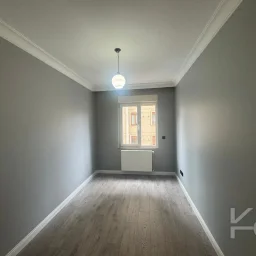 Laci̇vert Cadde Kozyatağı 24 Saat Güvenli̇kli̇ Yüzme Havuzlu Özel Dekorlu Geni̇ş 114m² Net 3+1 
