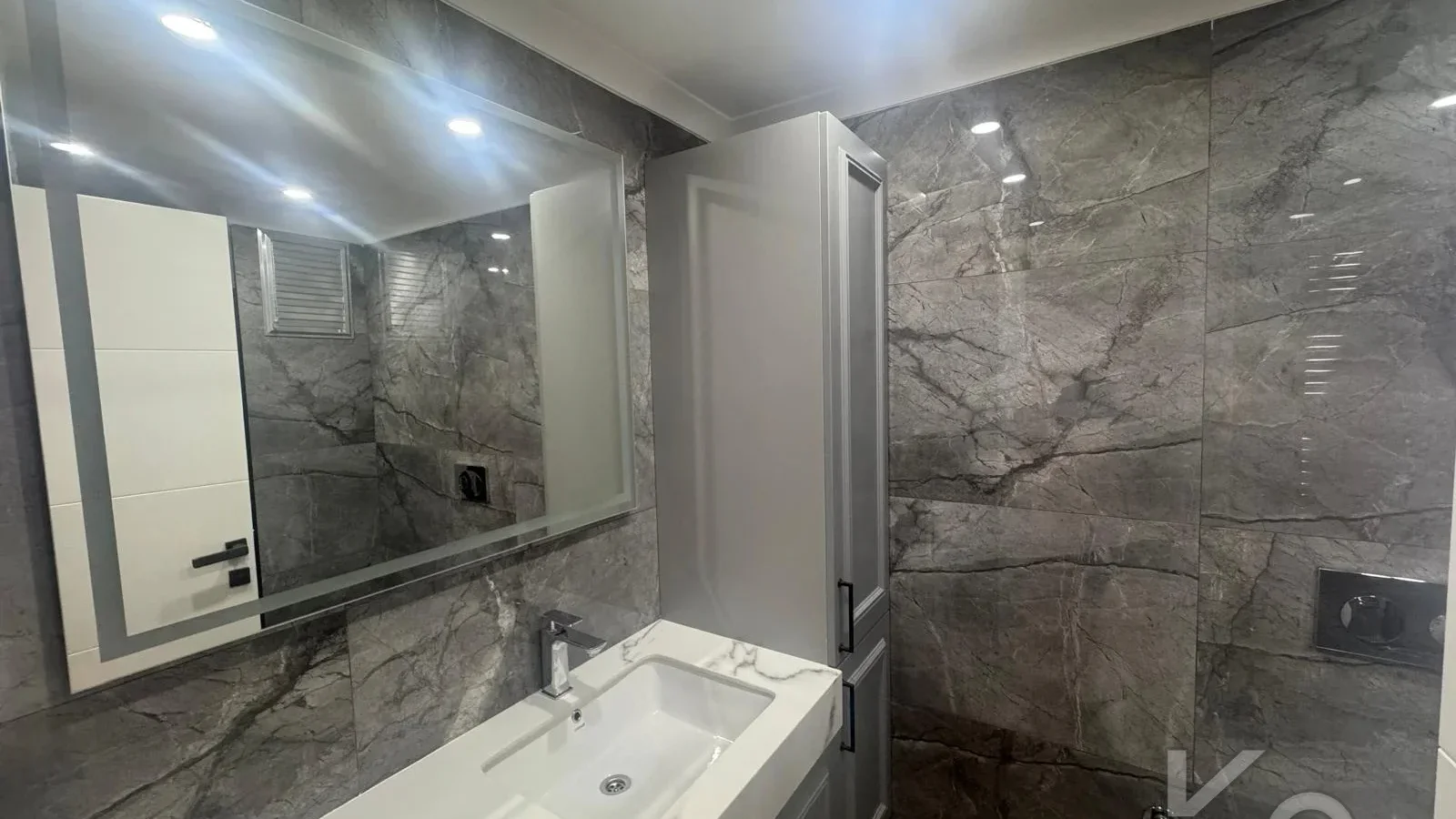 Laci̇vert Cadde Kozyatağı 24 Saat Güvenli̇kli̇ Yüzme Havuzlu Özel Dekorlu Geni̇ş 114m² Net 3+1 