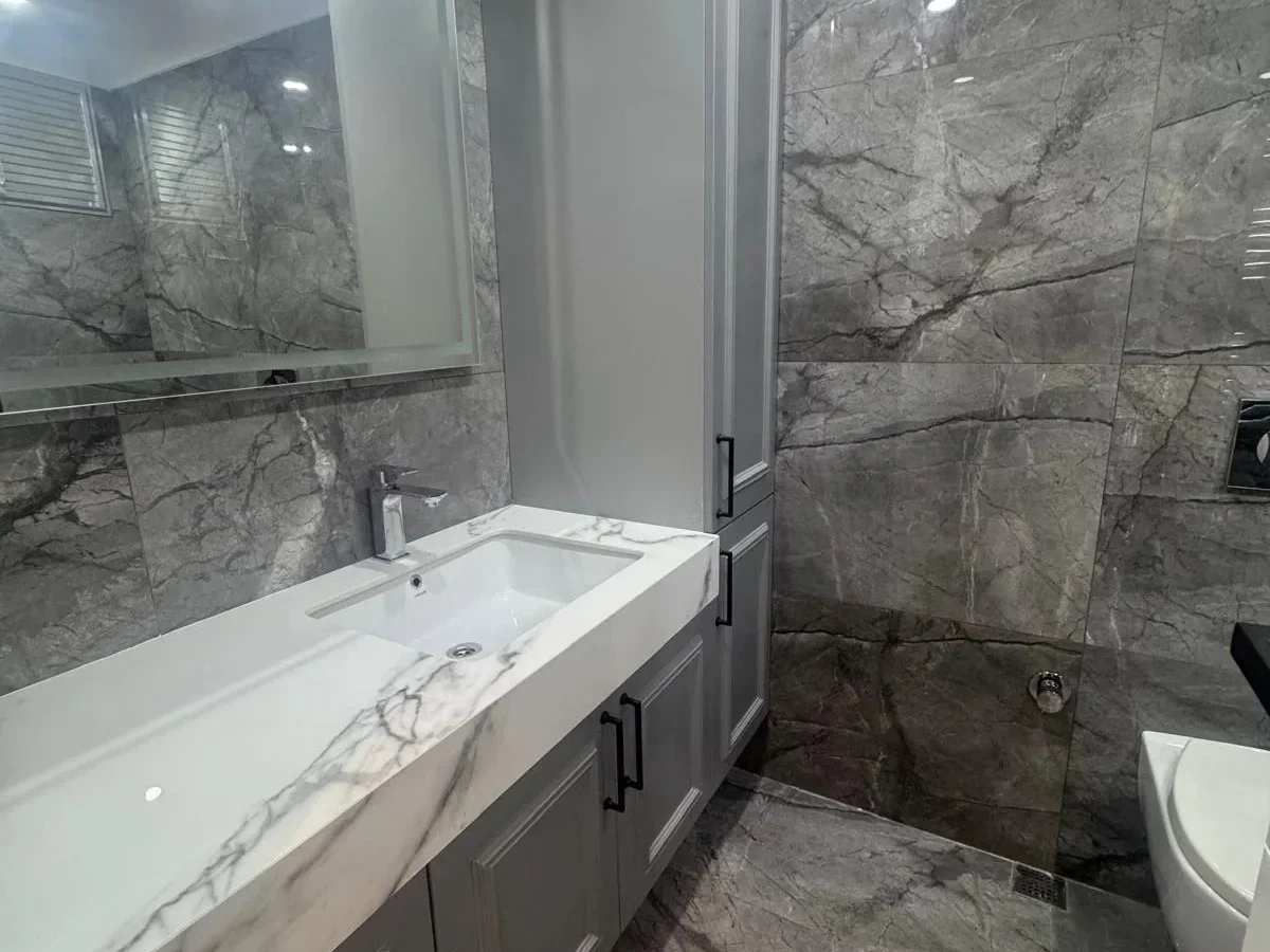 Laci̇vert Cadde Kozyatağı 24 Saat Güvenli̇kli̇ Yüzme Havuzlu Özel Dekorlu Geni̇ş 114m² Net 3+1 