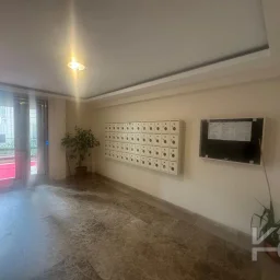Laci̇vert Cadde Kozyatağı 24 Saat Güvenli̇kli̇ Yüzme Havuzlu Özel Dekorlu Geni̇ş 114m² Net 3+1 