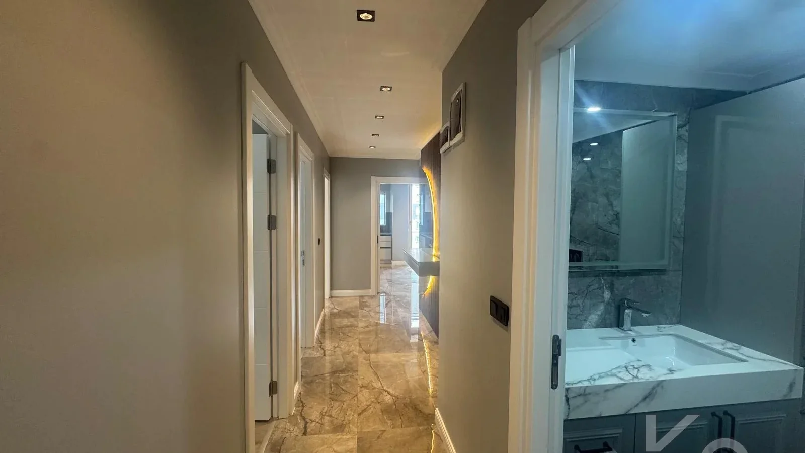 Laci̇vert Cadde Kozyatağı 24 Saat Güvenli̇kli̇ Yüzme Havuzlu Özel Dekorlu Geni̇ş 114m² Net 3+1 
