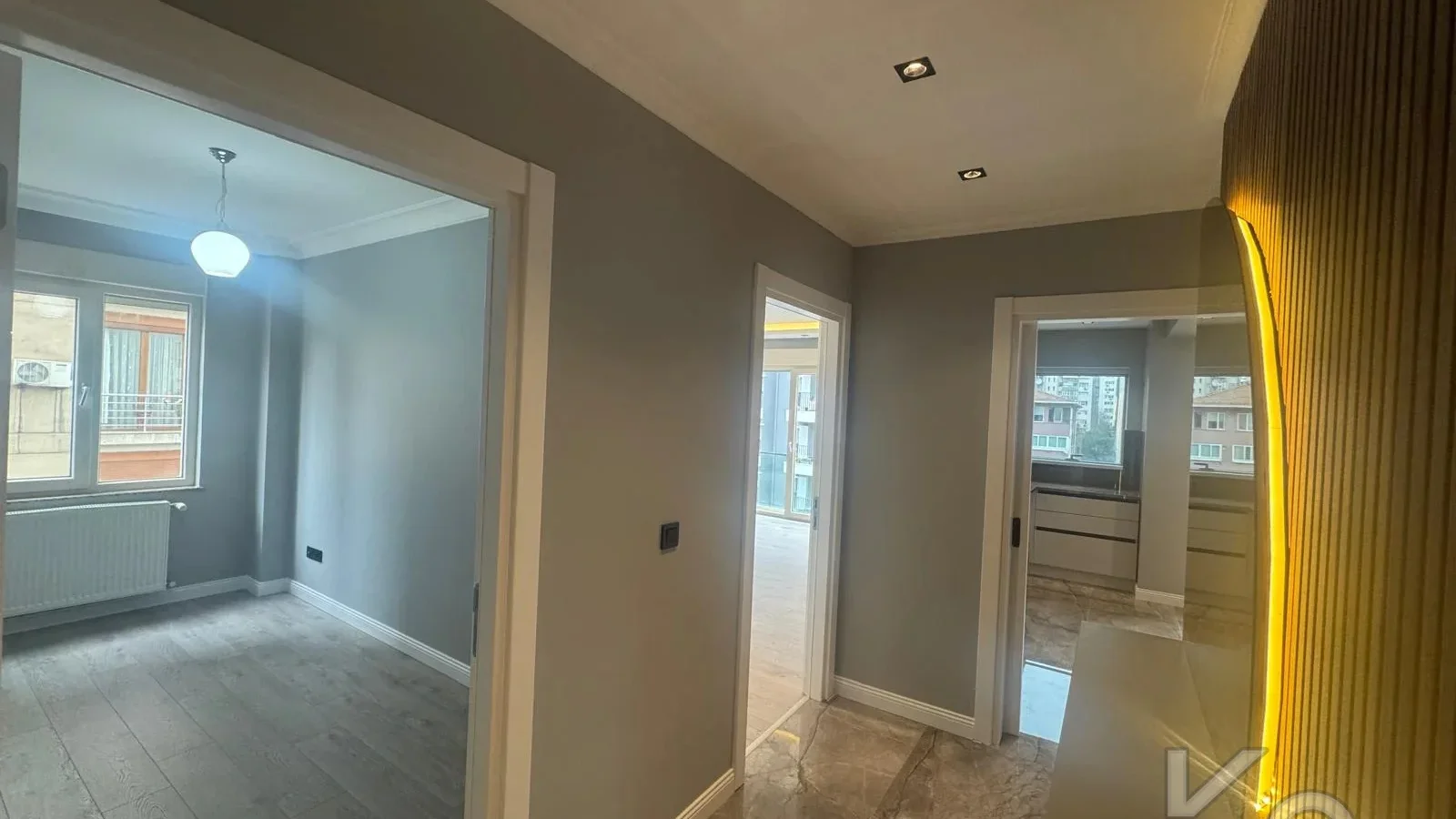 Laci̇vert Cadde Kozyatağı 24 Saat Güvenli̇kli̇ Yüzme Havuzlu Özel Dekorlu Geni̇ş 114m² Net 3+1 