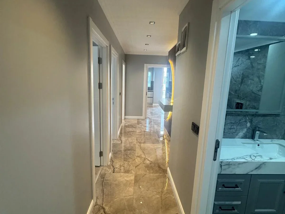 Laci̇vert Cadde Kozyatağı 24 Saat Güvenli̇kli̇ Yüzme Havuzlu Özel Dekorlu Geni̇ş 114m² Net 3+1 