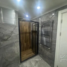 Laci̇vert Cadde Kozyatağı 24 Saat Güvenli̇kli̇ Yüzme Havuzlu Özel Dekorlu Geni̇ş 114m² Net 3+1 