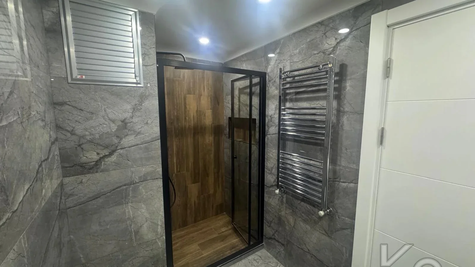Laci̇vert Cadde Kozyatağı 24 Saat Güvenli̇kli̇ Yüzme Havuzlu Özel Dekorlu Geni̇ş 114m² Net 3+1 