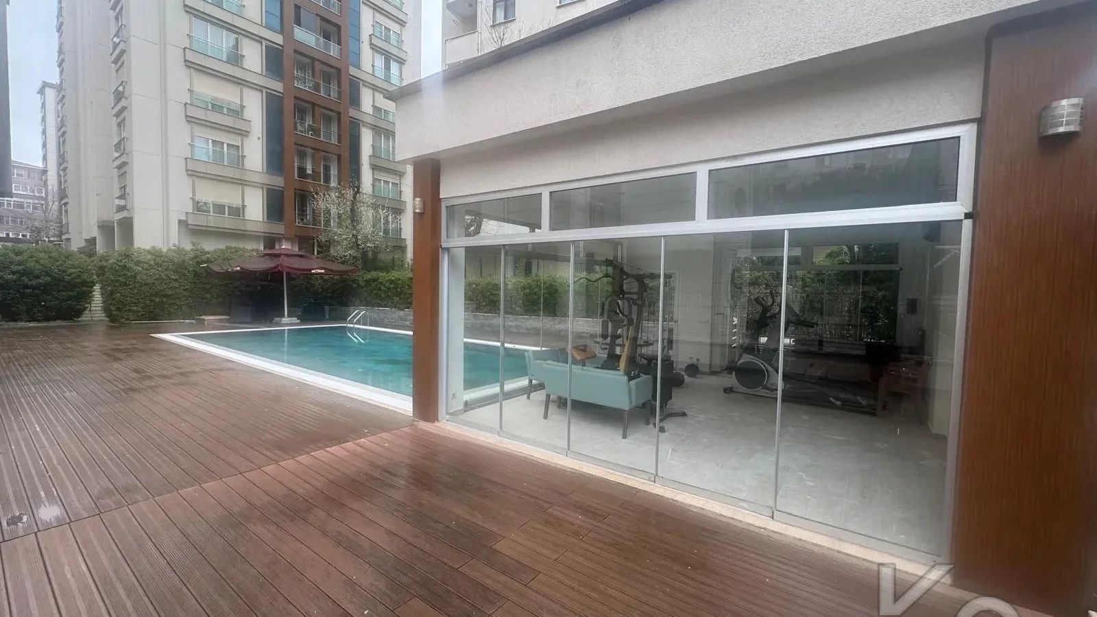 Laci̇vert Cadde Kozyatağı 24 Saat Güvenli̇kli̇ Yüzme Havuzlu Özel Dekorlu Geni̇ş 114m² Net 3+1 