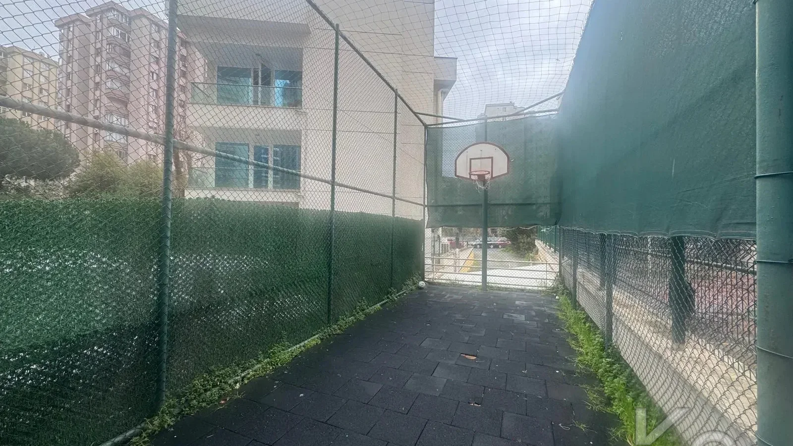 Laci̇vert Cadde Kozyatağı 24 Saat Güvenli̇kli̇ Yüzme Havuzlu Özel Dekorlu Geni̇ş 114m² Net 3+1 