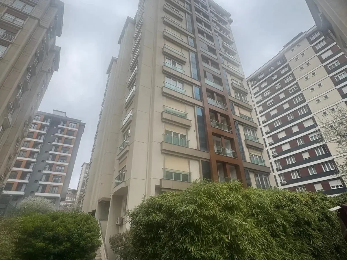 Laci̇vert Cadde Kozyatağı 24 Saat Güvenli̇kli̇ Yüzme Havuzlu Özel Dekorlu Geni̇ş 114m² Net 3+1 