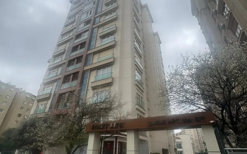 Laci̇vert Cadde Kozyatağı 24 Saat Güvenli̇kli̇ Yüzme Havuzlu Özel Dekorlu Geni̇ş 114m² Net 3+1 