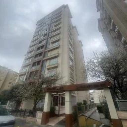 Laci̇vert Cadde Kozyatağı 24 Saat Güvenli̇kli̇ Yüzme Havuzlu Özel Dekorlu Geni̇ş 114m² Net 3+1 