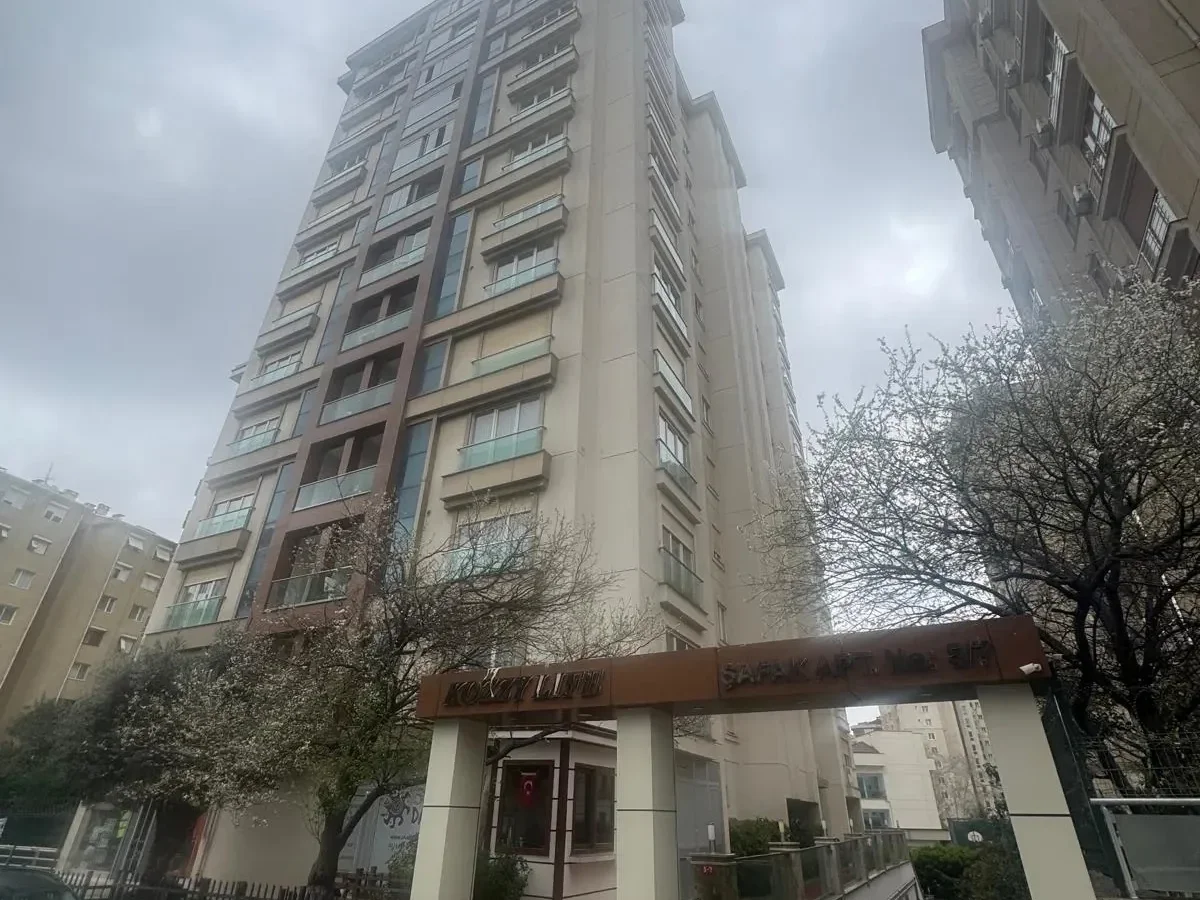 Laci̇vert Cadde Kozyatağı 24 Saat Güvenli̇kli̇ Yüzme Havuzlu Özel Dekorlu Geni̇ş 114m² Net 3+1 