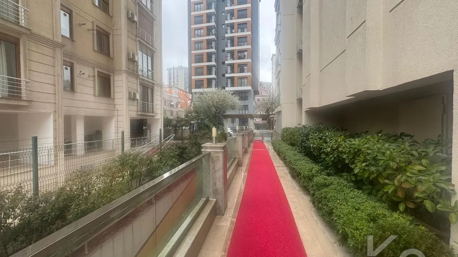 Laci̇vert Cadde Kozyatağı 24 Saat Güvenli̇kli̇ Yüzme Havuzlu Özel Dekorlu Geni̇ş 114m² Net 3+1 
