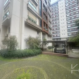 Laci̇vert Cadde Kozyatağı 24 Saat Güvenli̇kli̇ Yüzme Havuzlu Özel Dekorlu Geni̇ş 114m² Net 3+1 