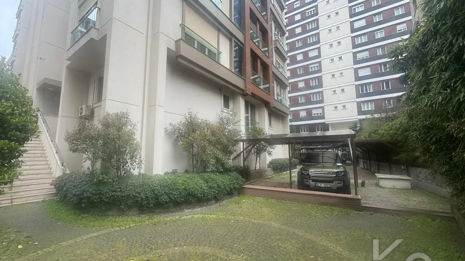 Laci̇vert Cadde Kozyatağı 24 Saat Güvenli̇kli̇ Yüzme Havuzlu Özel Dekorlu Geni̇ş 114m² Net 3+1 