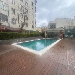 Laci̇vert Cadde Kozyatağı 24 Saat Güvenli̇kli̇ Yüzme Havuzlu Özel Dekorlu Geni̇ş 114m² Net 3+1 