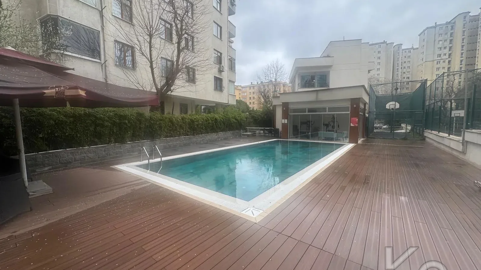 Laci̇vert Cadde Kozyatağı 24 Saat Güvenli̇kli̇ Yüzme Havuzlu Özel Dekorlu Geni̇ş 114m² Net 3+1 