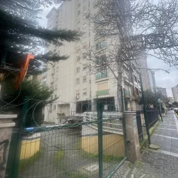 Laci̇vert Cadde Kozyatağı 24 Saat Güvenli̇kli̇ Yüzme Havuzlu Özel Dekorlu Geni̇ş 114m² Net 3+1 