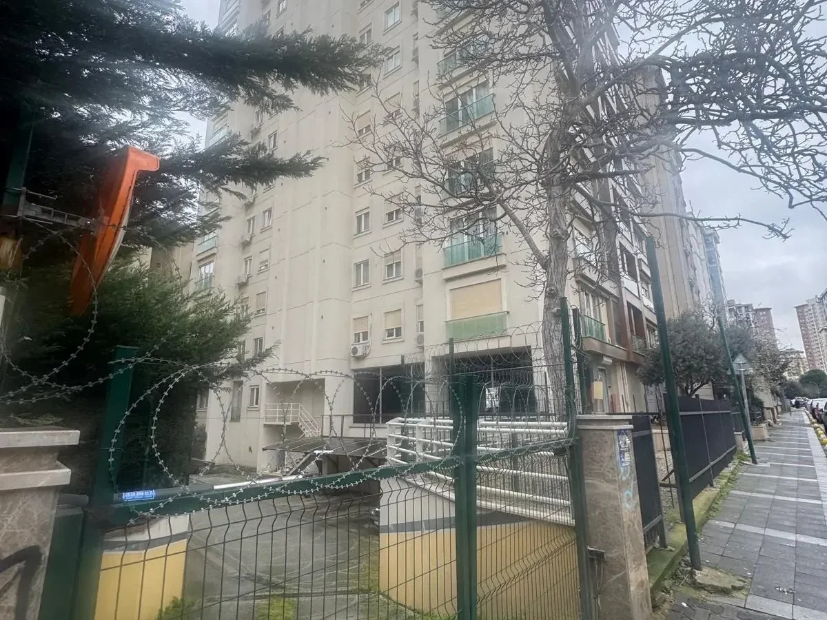 Laci̇vert Cadde Kozyatağı 24 Saat Güvenli̇kli̇ Yüzme Havuzlu Özel Dekorlu Geni̇ş 114m² Net 3+1 
