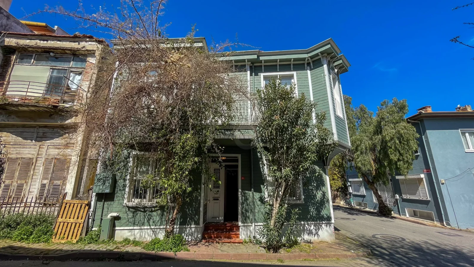 Büyükada Zağnos Paşa Tarihi 4+2 Satılık Köşk