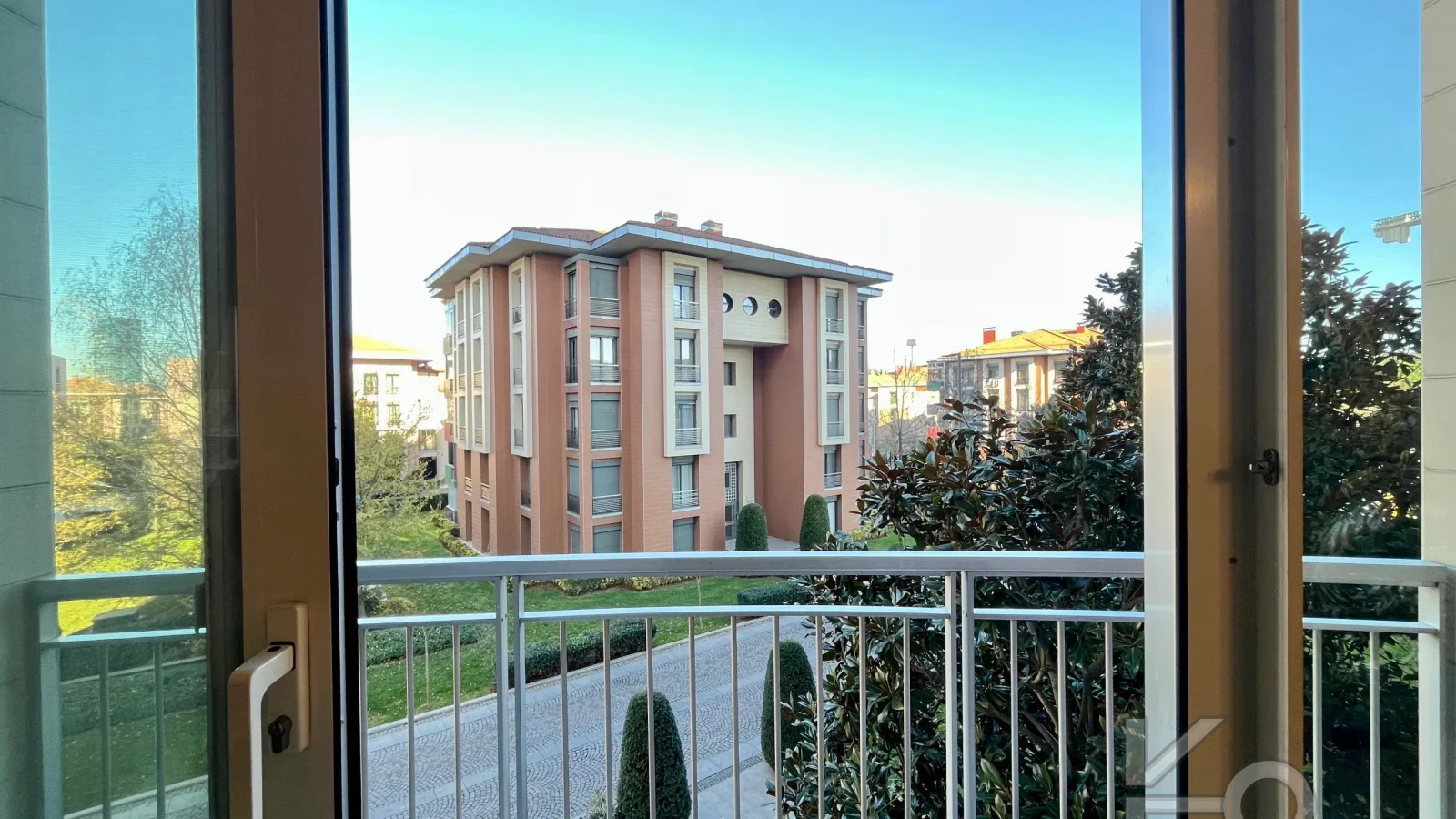 Academy Yeşi̇l Vadi̇ Konaklari Manolya Blok 4+1 Ara Kat 230m2 Satilik