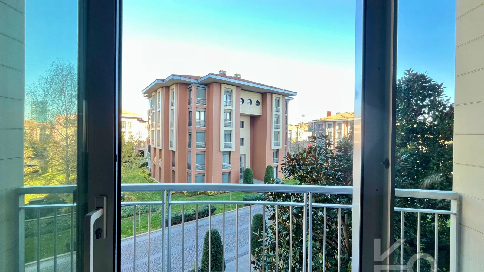 Academy Yeşi̇l Vadi̇ Konaklari Manolya Blok 4+1 Ara Kat 230m2 Satilik