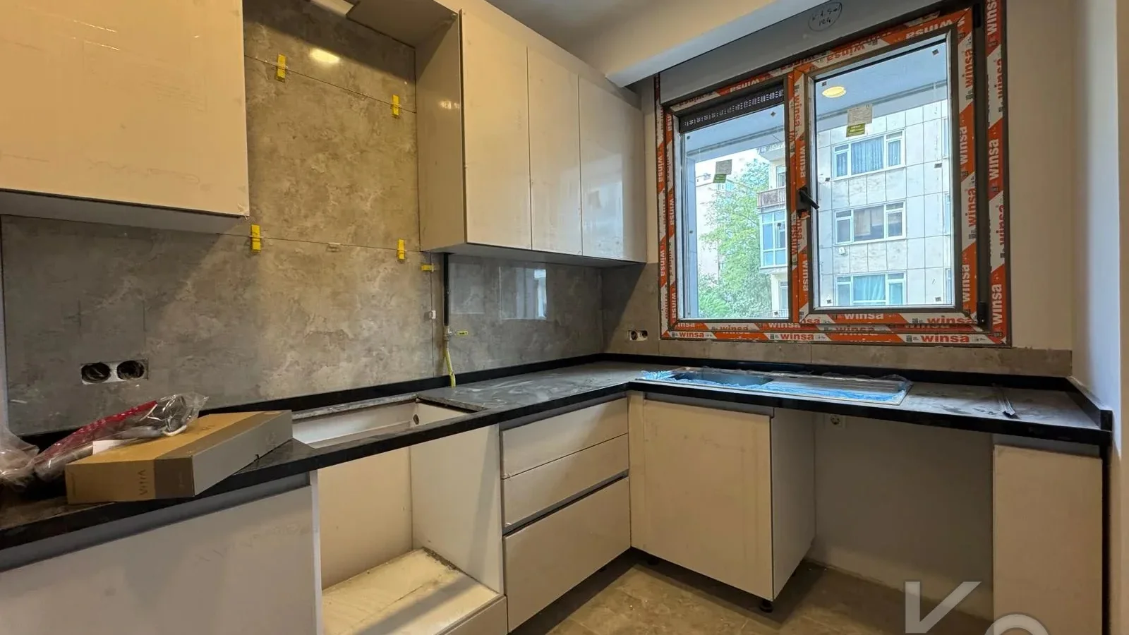 Laci̇vertcadde Göztepe Sifir Balkonlu 3+1 87m²