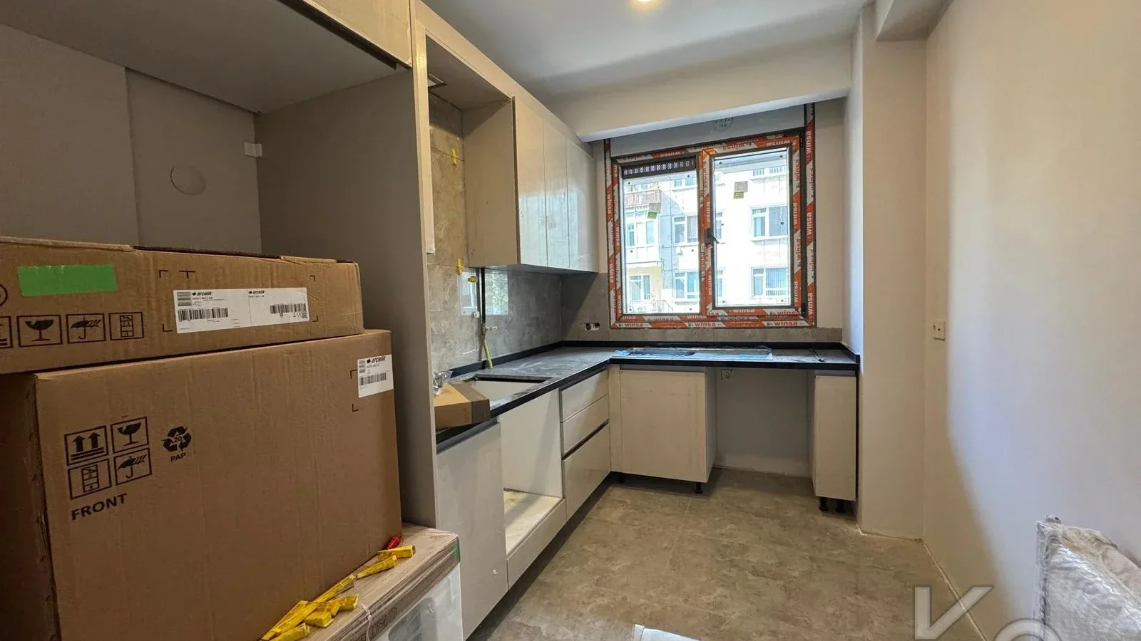 Laci̇vertcadde Göztepe Sifir Balkonlu 3+1 87m²