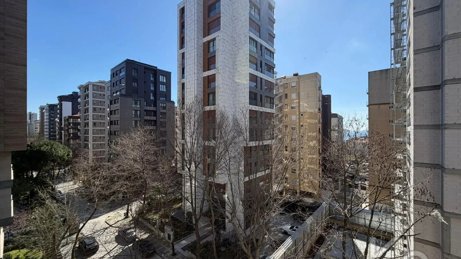 Lacivert Cadde Suadiye Şaşkınbakkal Sahil'de Balkonlu Satılık Daire 72m² Net 2+1 A Plus