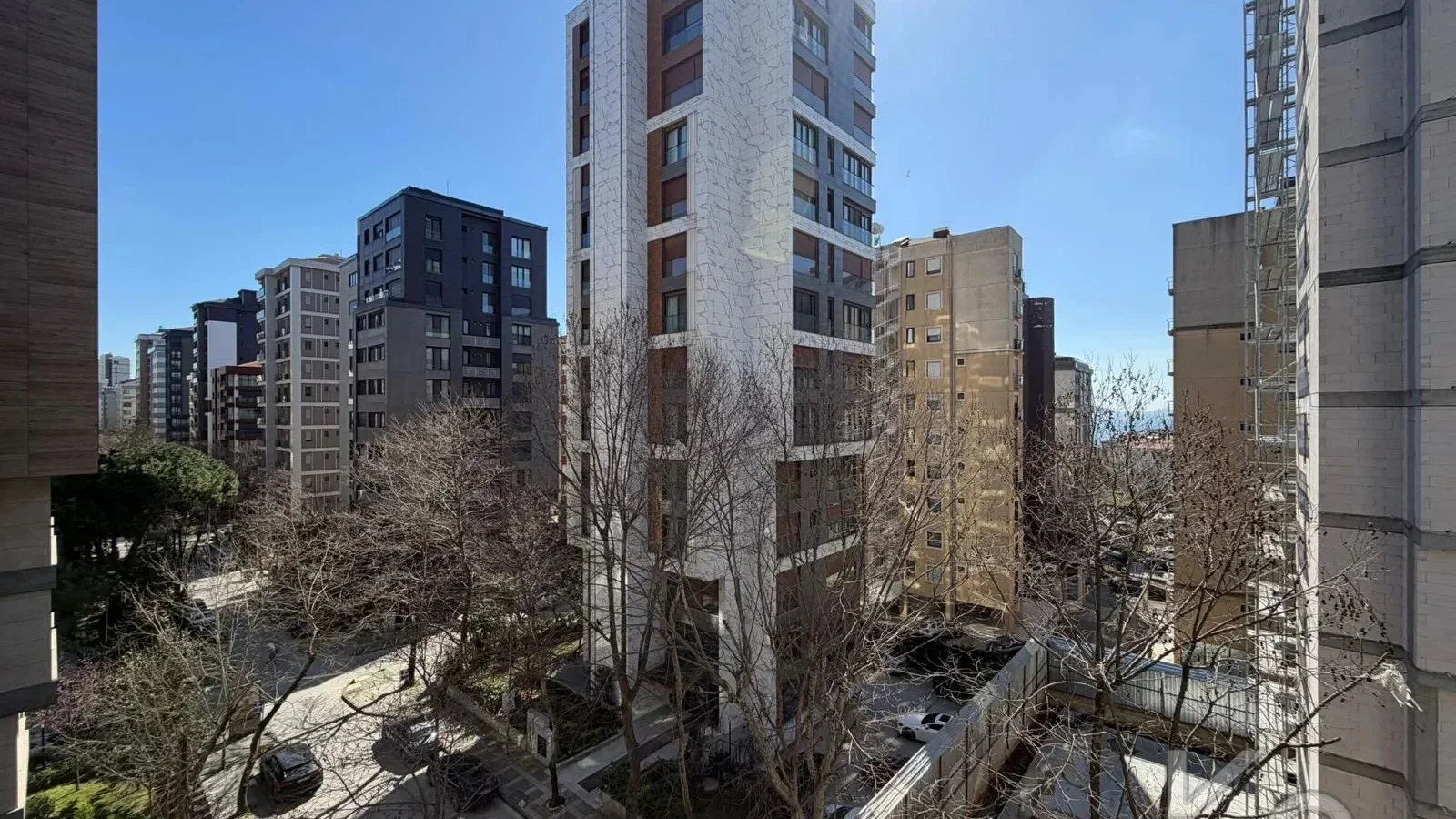 Lacivert Cadde Suadiye Şaşkınbakkal Sahil'de Balkonlu Satılık Daire 72m² Net 2+1 A Plus