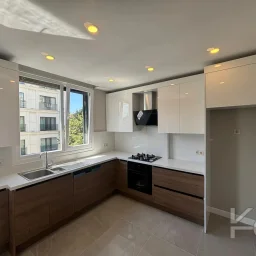 Laci̇vert Cadde Bostancı Sahi̇l Ebeveynli̇ Balkonlu 2018 Yapımı 110m²